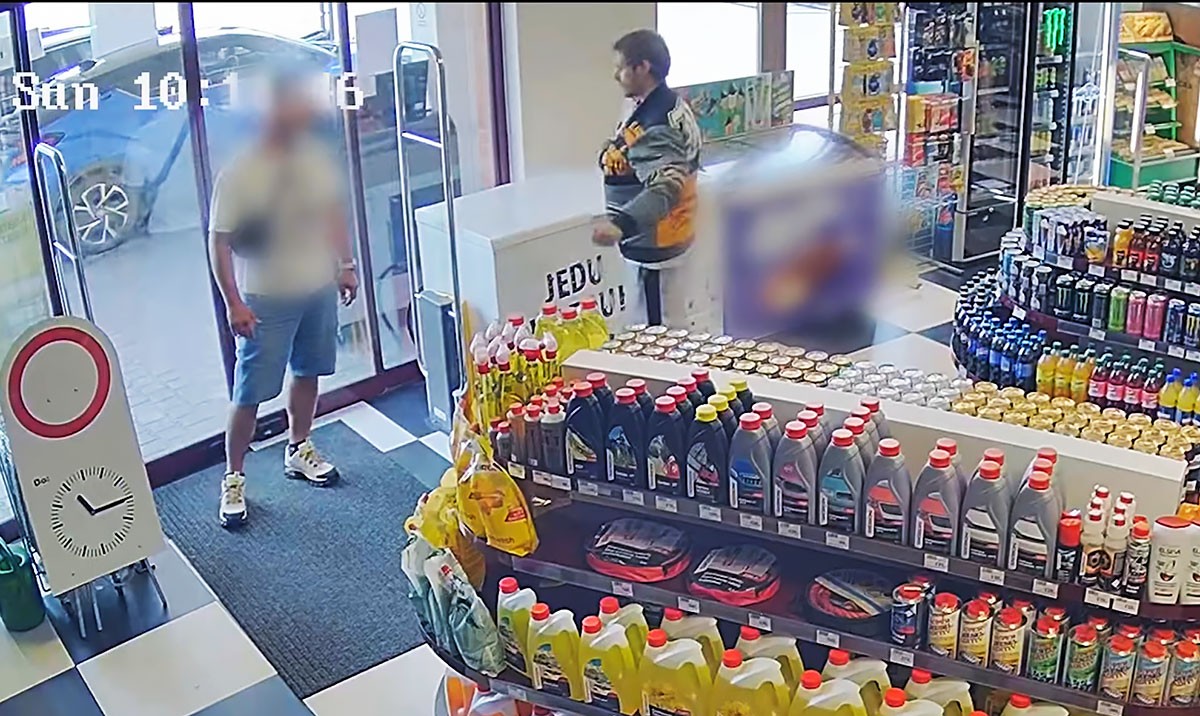 В Праге неизвестный средь бела дня ограбил заправку: видео