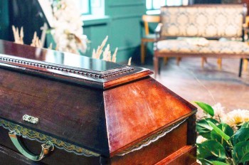 Инцидентом с ожившей в гробу пенсионеркой в Чехии занялась полиция. Врачу грозит тюрьма