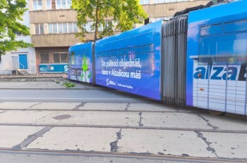 В Чехии трамвай сошел с рельсов из-за легковушки. Полиция показала видео