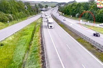 В Чехии иностранец на электросамокате ехал по автомагистрали: видео
 
