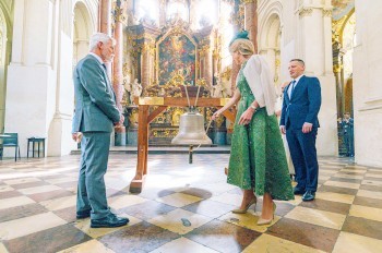 В Праге появился церковный колокол из переплавленного оружия войны в Украине