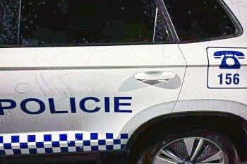Вандал исцарапал машину чешских полицейских, пока те помогали пенсионерке