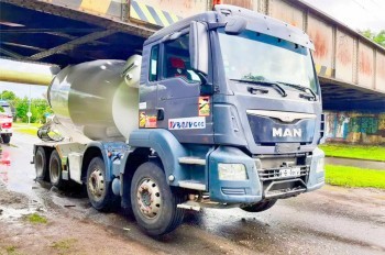 В Чехии водитель бетономешалки не рассчитал габариты. Пожарным пришлось поднимать мост