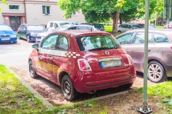 В Чехии неизвестный припарковал на месте для инвалидов угнанное авто