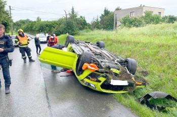 Под Прагой перевернулся дорогой Ford Mustang. Водитель не пострадал