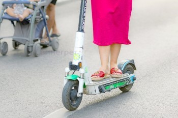 В Чехии женщина погибла, упав с электросамоката