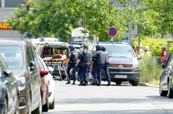 В Чехии потерянный легковушкой прицеп снес пешехода: видео