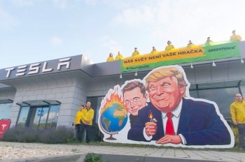 Активисты Greenpeace пикетируют автосалон Tesla под Прагой