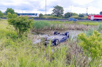 В Праге мама с ребенком в машине вылетели в пруд. Очевидец бросился на помощь