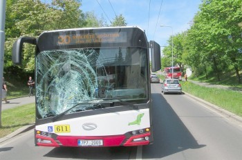 Житель Чехии бросился под автобус из-за развода, но выжил и предстал перед судом за разбитое стекло