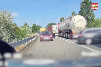 В Чехии «самые умные» водители заблокировали дорогу спасателям: видео