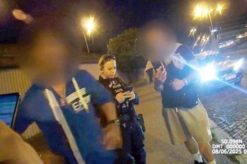 В Праге вор ночью забрался в номер отеля и похитил вещи спящих туристов: видео