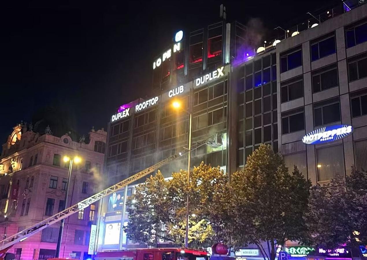 Под известным клубом в центре Праги произошел пожар