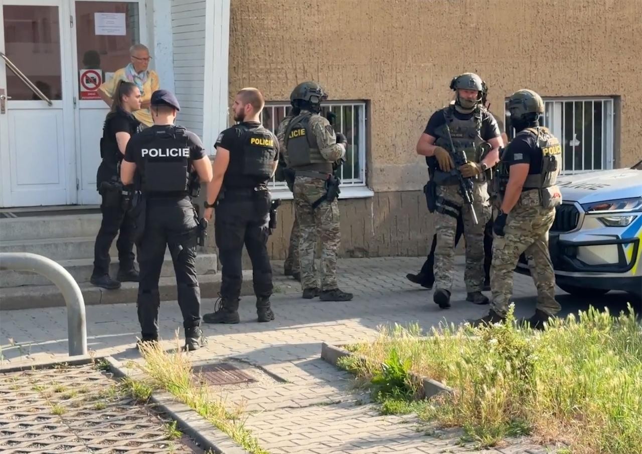Возле училища под Прагой заметили вооруженного мужчину. На место прибыл спецназ