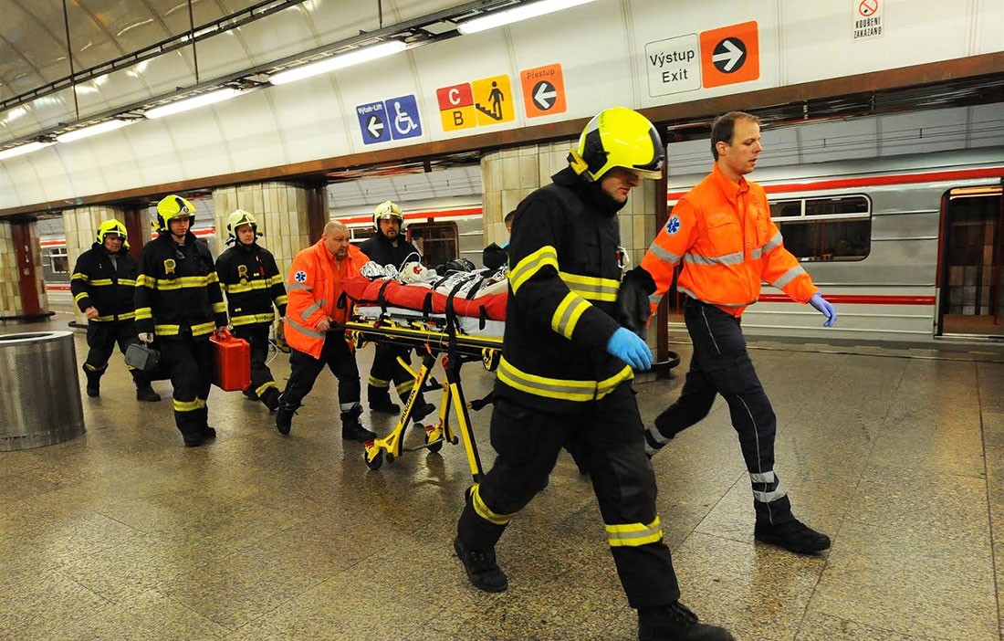 Молодой мужчина бросился под поезд в метро Праги