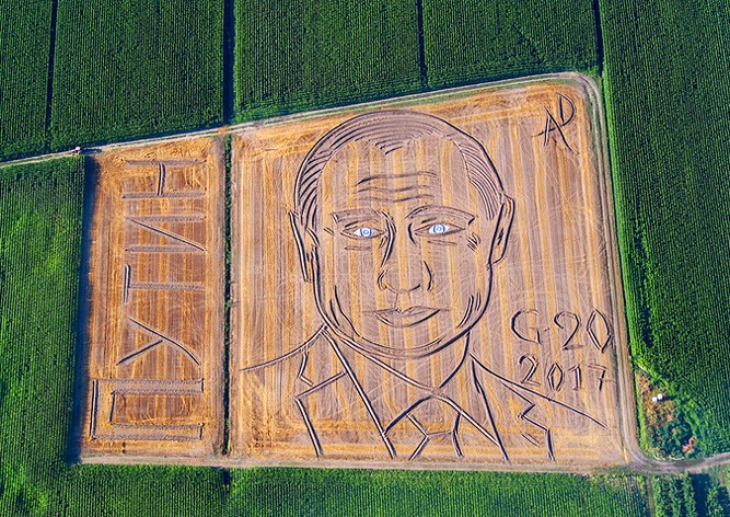 Огромный портрет Путина появился на поле в Италии