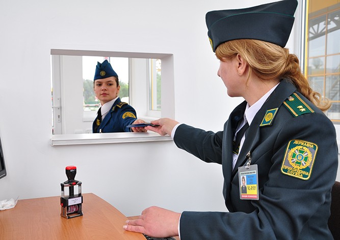 Украина введет предварительную регистрацию для въезжающих россиян