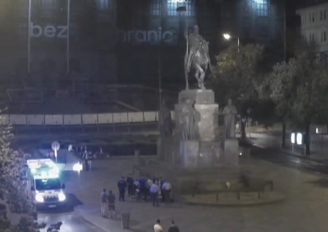 Девушка в наркотическом опьянении влезла на памятник Святому Вацлаву: видео