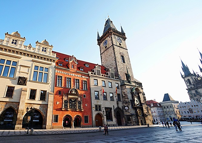 Мемориальная доска в честь Красной армии не вернется на Староместскую ратушу