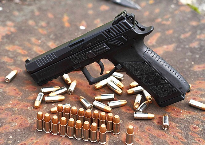 В Чехии иностранцы пытались «по-тихому» купить оружие в магазине