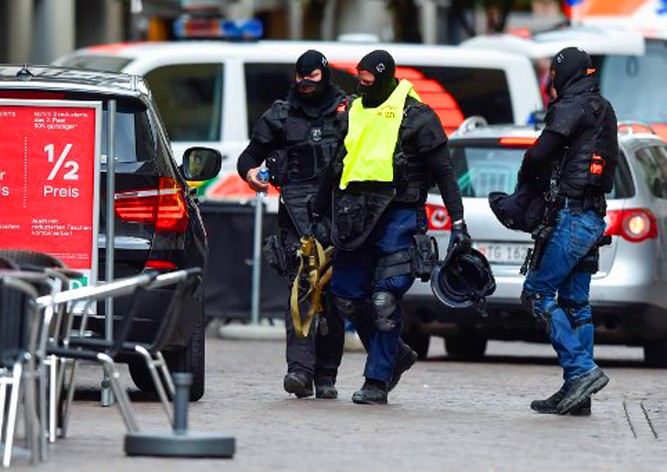 Мужчина с бензопилой напал на прохожих в Швейцарии