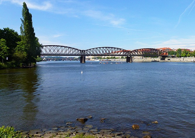 Пражские полицейские спасли из реки передумавшего самоубийцу