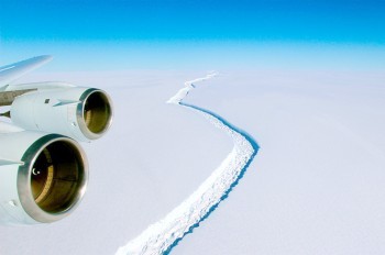 От Антарктиды откололся гигантский айсберг весом в триллион тонн: видео