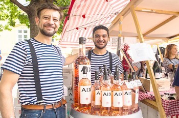 В центре Праги открылся французский продуктовый рынок: фото