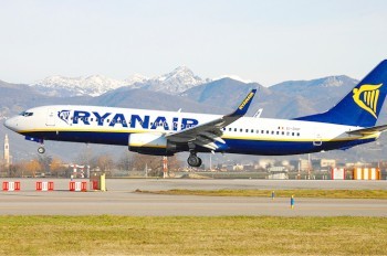 Пассажир Ryanair снял на видео пугающую посадку самолета