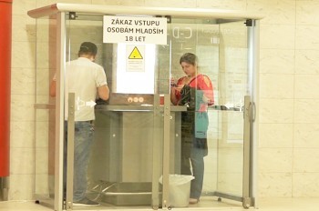 В аэропорту Праги установили будки для курения