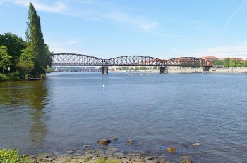 Пражские полицейские спасли из реки передумавшего самоубийцу