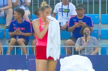 Чешская теннисистка получила нелепую травму по ходу матча: видео