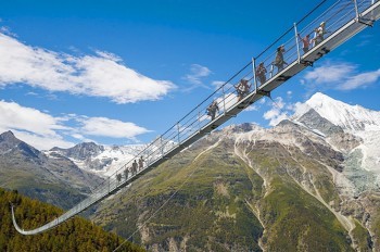 В Швейцарии открыли самый длинный подвесной пешеходный мост в мире
