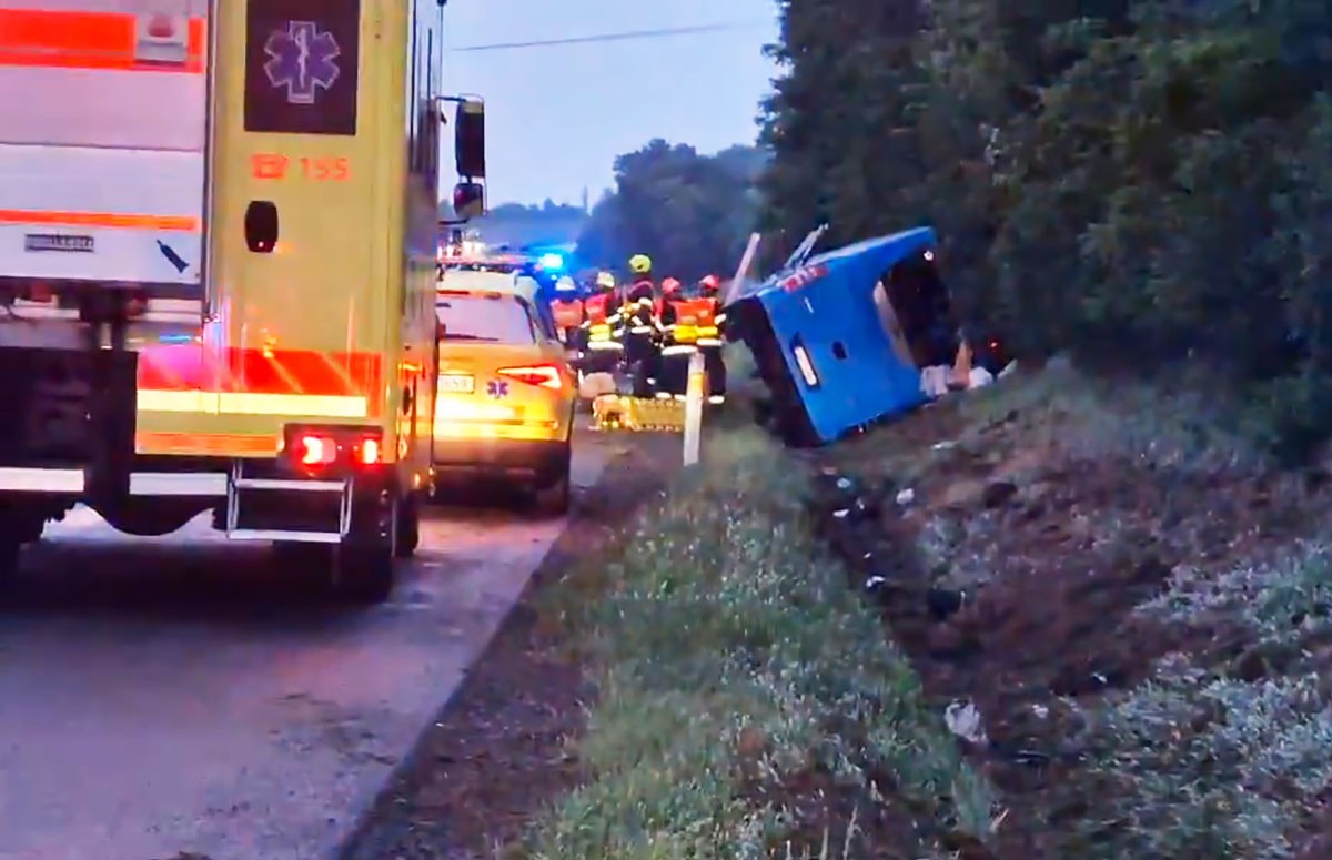 На автомагистрали в Чехии перевернулся автобус