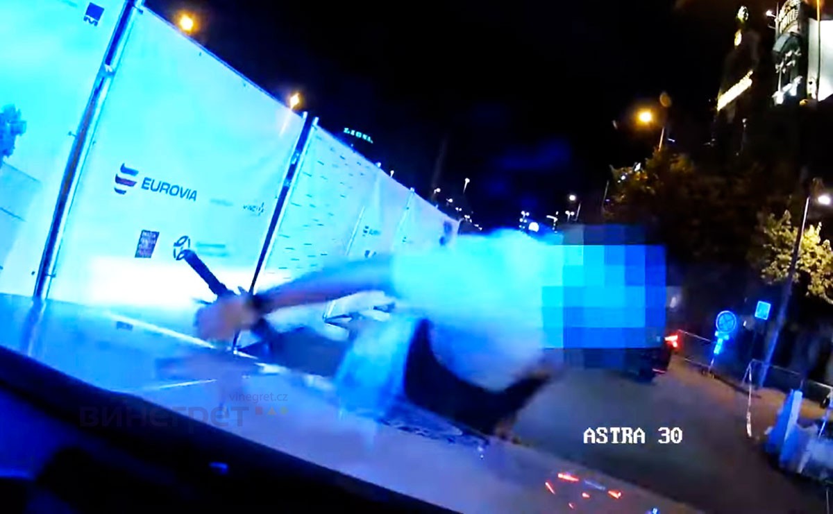 В Праге пьяный иностранец на самокате въехал в машину полиции: видео