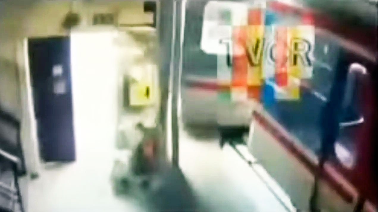 В Праге поезд метро сошел с рельсов в депо и повредил стену: видео