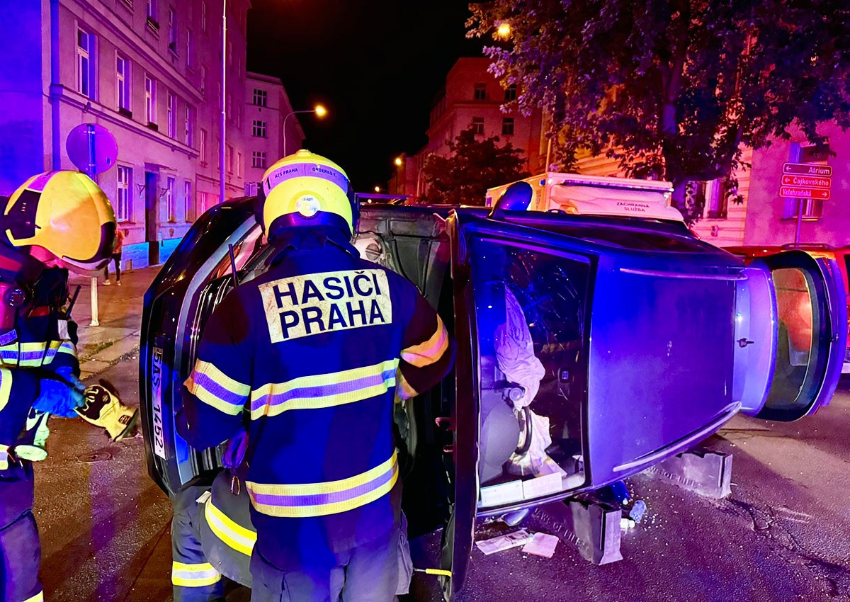 В Праге перевернулся легковой автомобиль