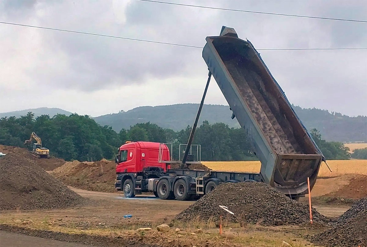 В Чехии водитель самосвала чуть не умер, задев кузовом высоковольтные провода