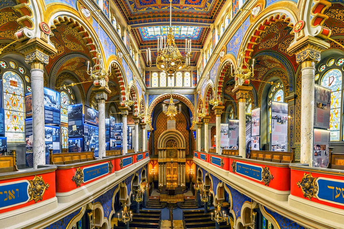 В Чехии мотоциклист проскочил переезд прямо перед поездом: видео