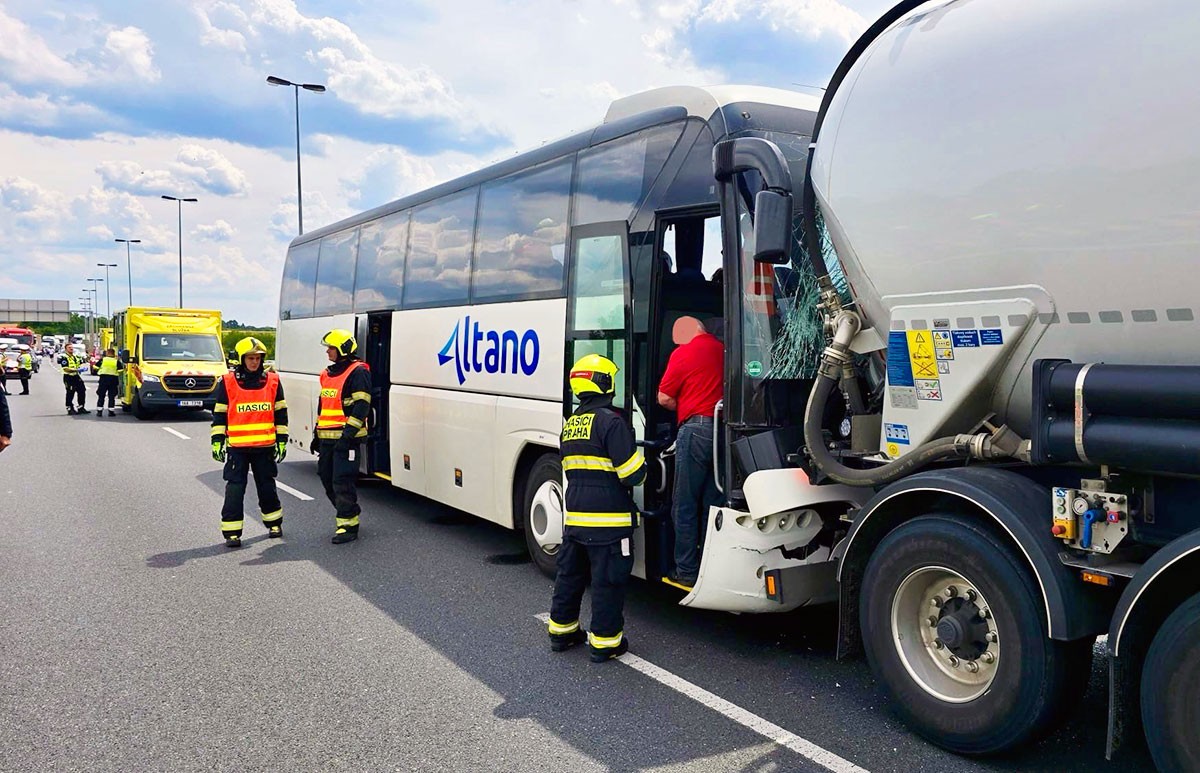 Автобус с детьми попал в ДТП возле пражского аэропорта