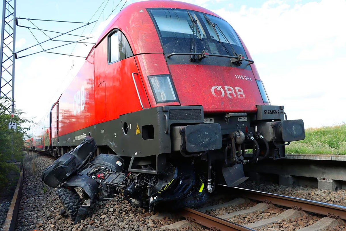 В Чехии поезд разнес застрявший на путях квадроцикл