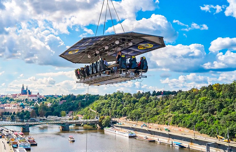 В Прагу приедет аттракцион «Ужин в облаках»