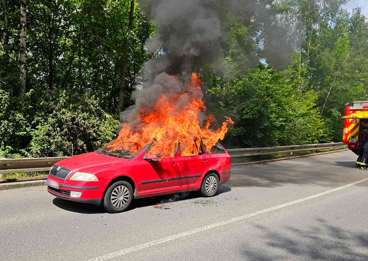 В Чехии машина вспыхнула во время движения из-за упавшего окурка