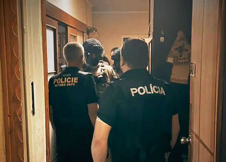 Украинец разослал сотням школ в Чехии письма с угрозами. Разведка полагает, что ему платила Россия