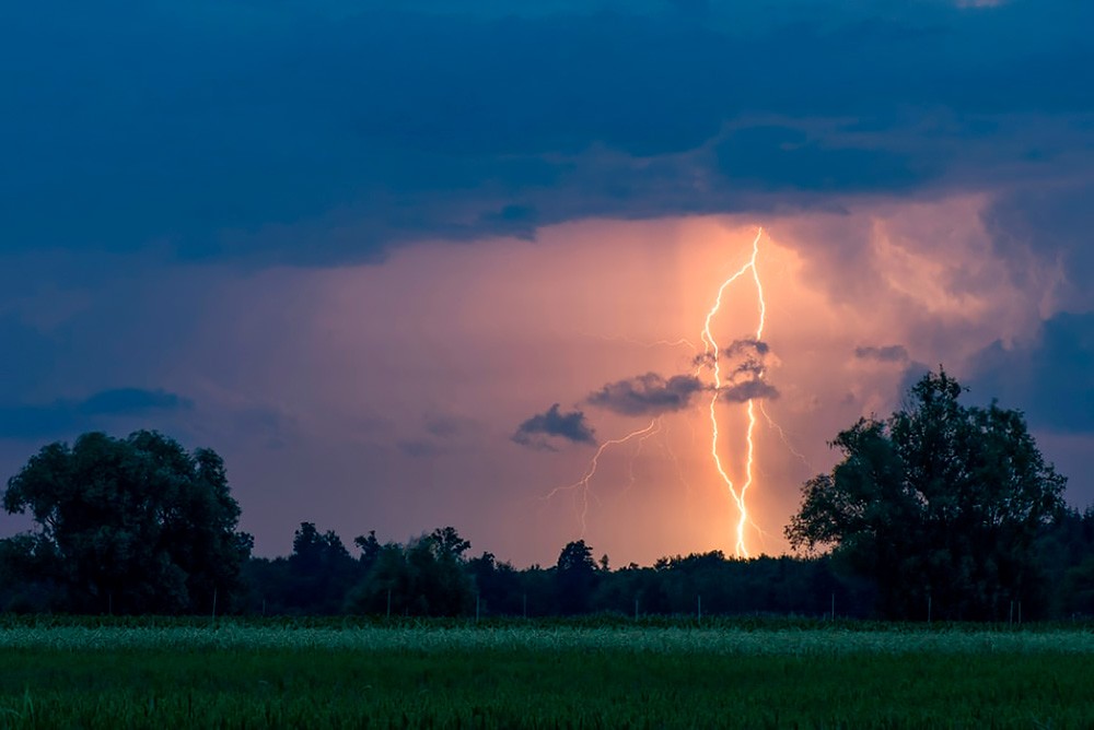 Предупреждение о сильных грозах объявлено в нескольких регионах Чехии