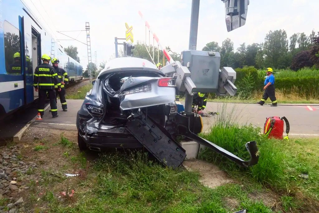 В Чехии водитель «Мерседеса» думал не о том в кризисной ситуации и поплатился