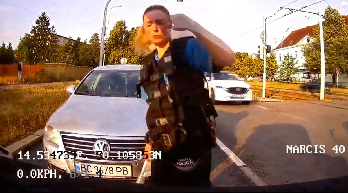 В Праге пьяный водитель врезался в полицейскую машину: видео