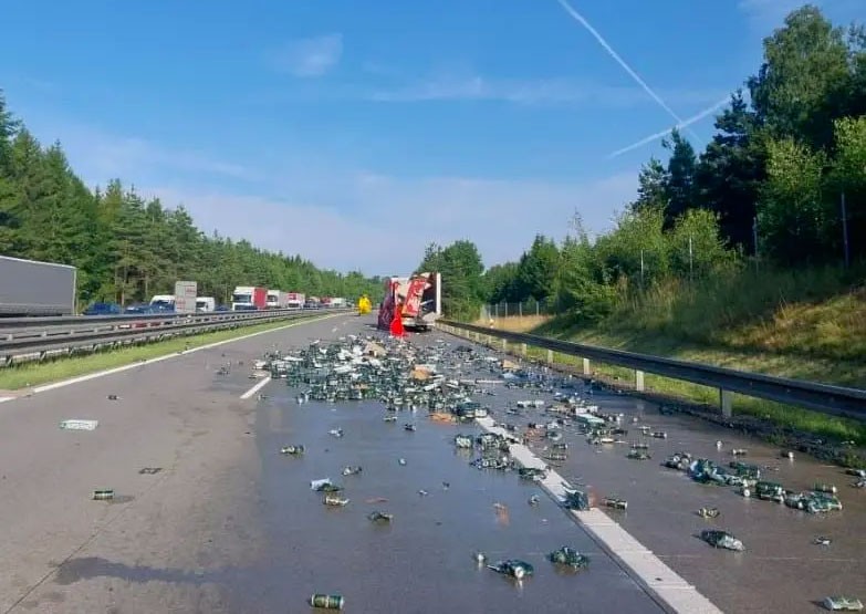 В Чехии фура «растеряла» груз пива