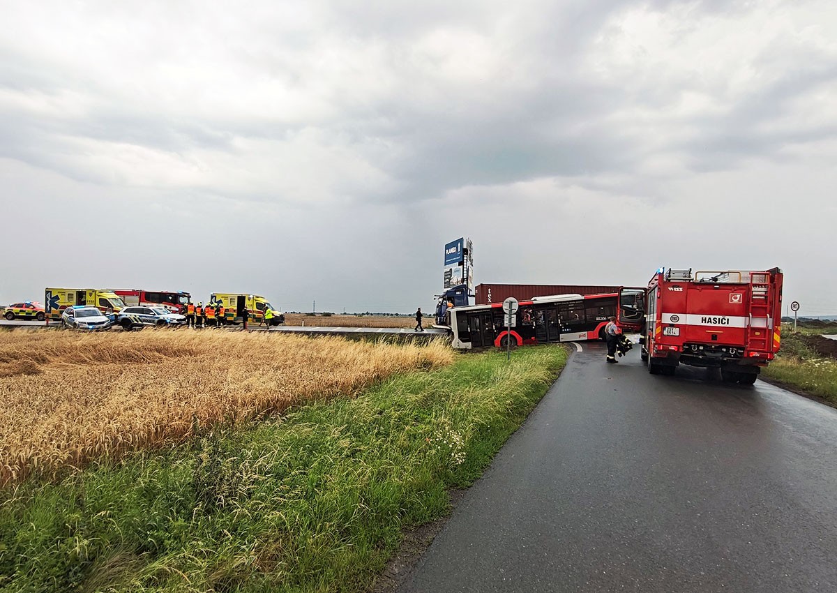 На окраине Праги столкнулись автобус и фура