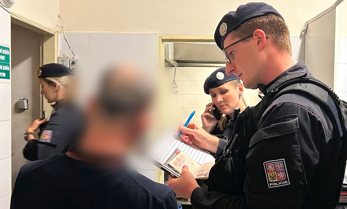 В Праге полиция провела рейд по выявлению нелегальных мигрантов: видео